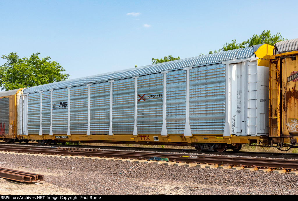 TTGX 708337, NS Hourglass Bi-Level Autorack Car on the UPRR Geneva Sub